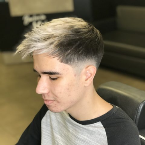 Degradado niño con mechas blancas y rubias