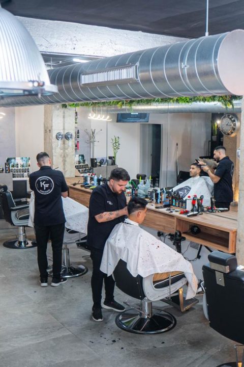Equipo en la barbería trabajando