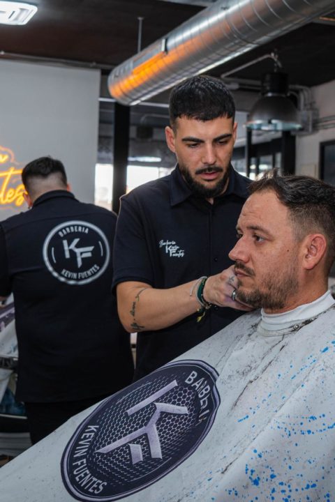 Kevin Fuentes haciendo un corte