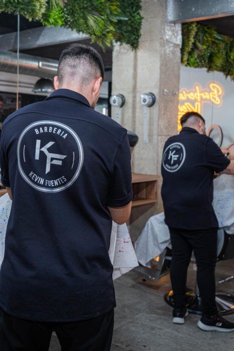 Equipo en la barbería en Elche